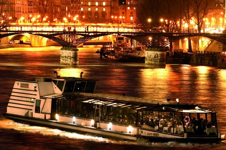 Silvesterkreuzfahrt auf der Seine in Paris mit Dinner und Party